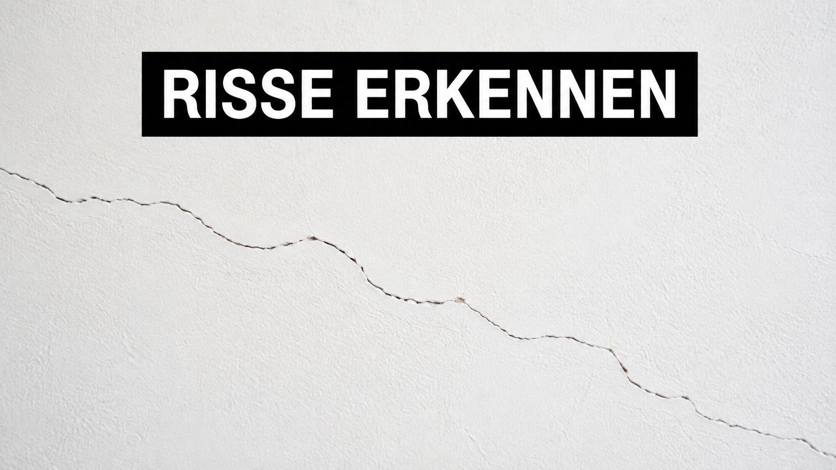 Ein Riss zieht sich diagonal über eine weiße Wand mit dem deutschen Text Risse erkennen darüber.